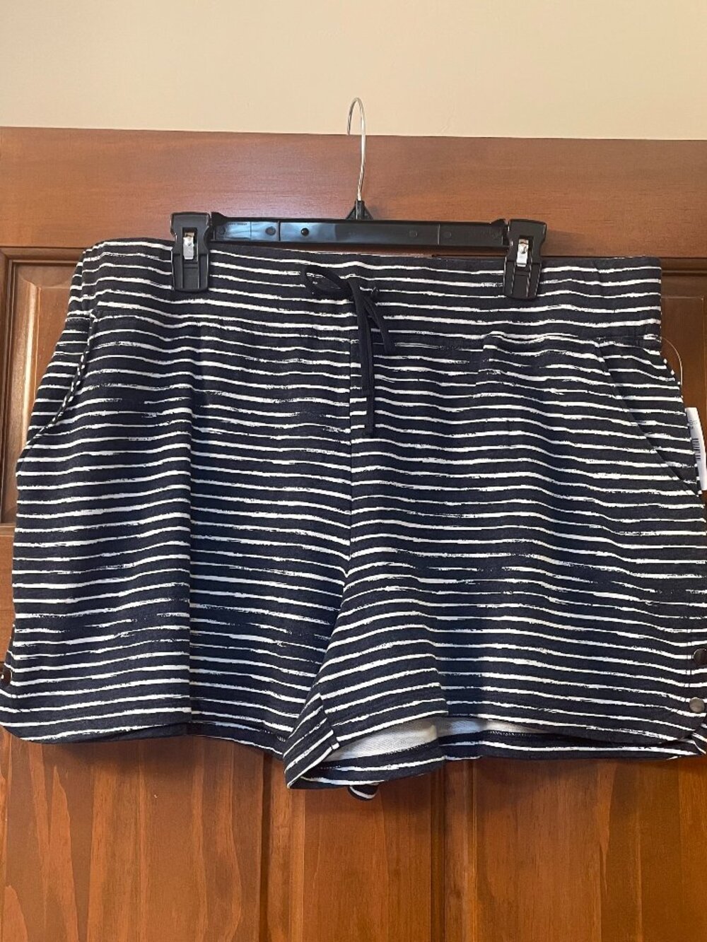 BRAND NEW WITH TAGS Maurices Cotton/Polyester Navy Striped Shorts w/ pockets XL